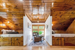 3 bedrooms, desk, iron/ironing board, WiFi - Charming Waterfront Retreat. deep-water dock (Gainesville)