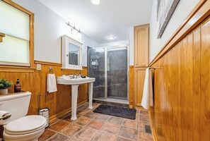 Hair dryer, towels - Charming Waterfront Retreat. deep-water dock (Gainesville)