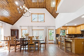 Dining - Charming Waterfront Retreat. deep-water dock (Gainesville)