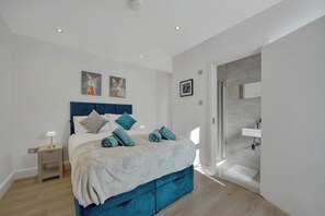 Room - Cozy corner apartment (Greater London)