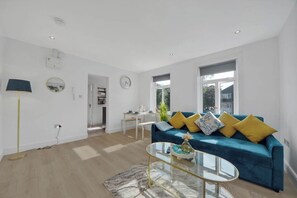 Living area - Cozy corner apartment (Greater London)