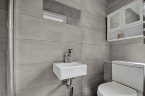 Bathroom - Cozy corner apartment (Greater London)
