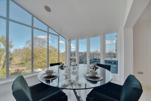 Dining - Luxurious Top Floor Apartment | Lift | Parking (Greater London)