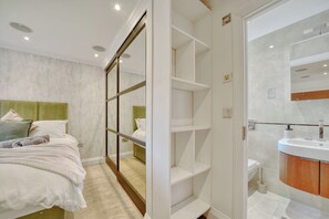 Bathroom - Luxurious Top Floor Apartment | Lift | Parking (Greater London)