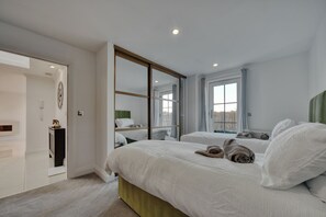 Room - Luxurious Top Floor Apartment | Lift | Parking (Greater London)