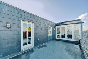 Exterior - Luxurious Top Floor Apartment | Lift | Parking (Greater London)