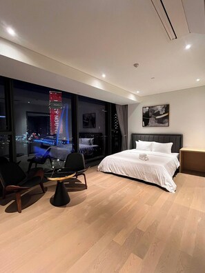 Desk, laptop workspace, free WiFi - Vera Opera Metropole (Ho Chi Minh City)
