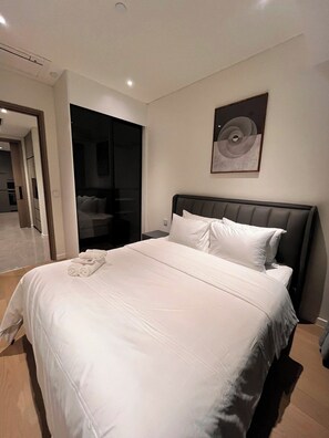 Desk, laptop workspace, free WiFi - Vera Opera Metropole (Ho Chi Minh City)