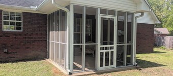 Rebel Rest Stop
Lovely 3-bedroom, pet friendly house in quiet cove