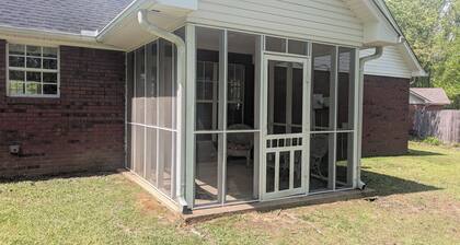 Rebel Rest Stop
Lovely 3-bedroom, pet friendly house in quiet cove