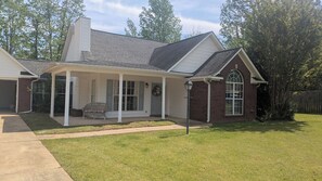 Exterior - Rebel Rest Stop
Lovely 3-bedroom, pet friendly house in quiet cove (Oxford)