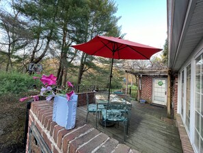 Outdoor dining - Creekside home in the shadows of Aronomink Golf Club, Newtown Square (Newtown Square)