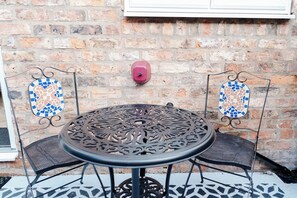 Outdoor dining - Luxury Victorian Terrace Inside City Walls (York)