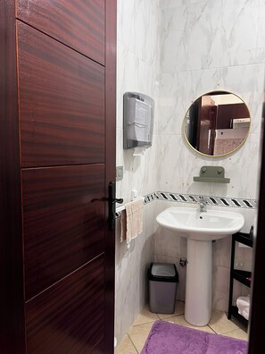 Towels, soap, toilet paper - Charming 1-bedroom studio with AC in Cabo Negro (Cabo Negro)