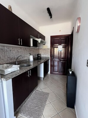 Private kitchen - Charming 1-bedroom studio with AC in Cabo Negro (Cabo Negro)