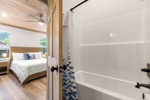 Regadera, secadora de cabello, toallas, shampoo 
