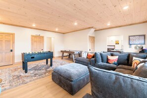 Games room - NEW Luxury Cabin for 12 w Hot Tub & Game room (Sevierville)