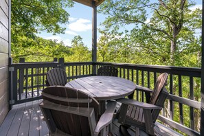 Outdoor dining - NEW Luxury Cabin for 12 w Hot Tub & Game room (Sevierville)