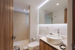 Shower, hair dryer, towels, shampoo - w* | Welcoming 2BR w/ Private Terrace in Hipodromo (Ciudad de México)