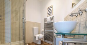 Douche, sèche-cheveux, serviettes fournies, savon