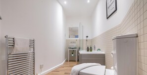 Shower, hair dryer, towels, soap - Brighton Central Gem, steps to beach and lanes (Brighton and Hove)