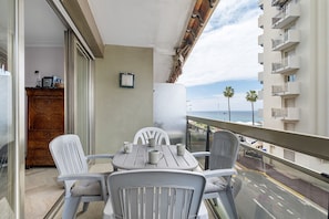 Outdoor dining - Central Juan les Pins – Spacious 3-Room Apartment with Sea View (Antibes)