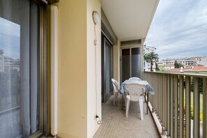 Outdoor dining - Central Juan les Pins – Spacious 3-Room Apartment with Sea View (Antibes)