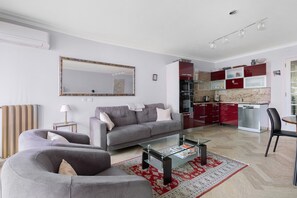 TV - Central Juan les Pins – Spacious 3-Room Apartment with Sea View (Antibes)