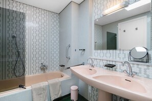 Shower, hair dryer, towels - Central Juan les Pins – Spacious 3-Room Apartment with Sea View (Antibes)