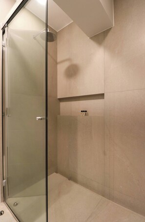 Een douche, een haardroger, handdoeken, shampoo
