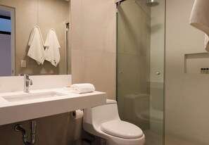 Shower, hair dryer, towels, shampoo - w* | Premium 3BR with Balcony in Miraflores (Miraflores)