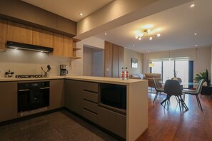 Fridge, microwave, oven, stovetop - w* | Premium 3BR with Balcony in Miraflores (Miraflores)