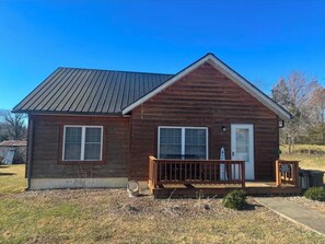 Exterior - THE LAKE NEST Off Jamestown Square - Hot Tub, Grill, Sidewalk & Close to Lake (Jamestown)