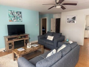 Living area - THE LAKE NEST Off Jamestown Square - Hot Tub, Grill, Sidewalk & Close to Lake (Jamestown)