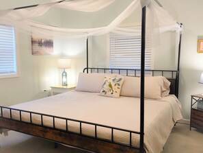 2 bedrooms, iron/ironing board, Internet, bed sheets - THE LAKE NEST OFF JAMESTOWN SQUARE - Hot Tub, Grill, Sidewalk & Close to Lake (Jamestown)