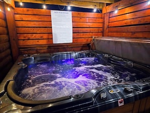 Interior - THE LAKE NEST OFF JAMESTOWN SQUARE - Hot Tub, Grill, Sidewalk & Close to Lake (Jamestown)