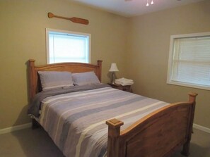 Room - THE LAKE NEST Off Jamestown Square - Hot Tub, Grill, Sidewalk & Close to Lake (Jamestown)