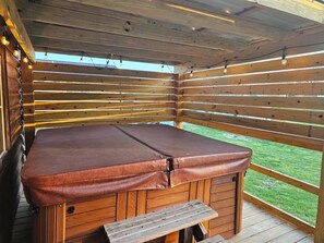 Outdoor spa tub - THE LAKE NEST Off Jamestown Square - Hot Tub, Grill, Sidewalk & Close to Lake (Jamestown)