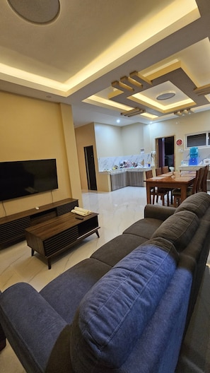 House, 2 Bedrooms, Smoking, Balcony | Living room