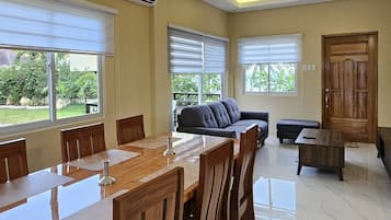 Casa, 2 habitaciones, para fumadores, balcón | Comedor