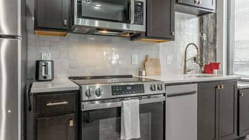 Coffee/tea maker, fridge, microwave, oven