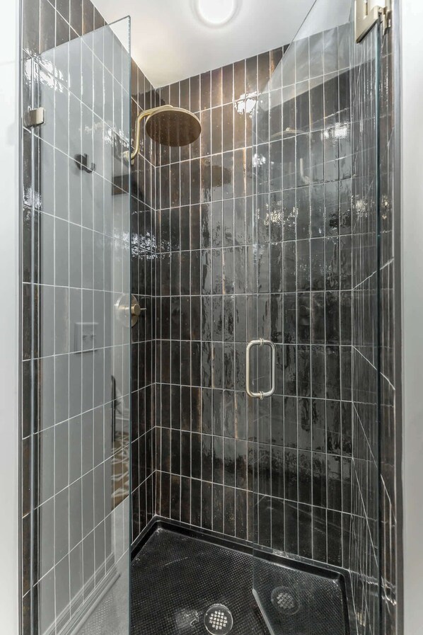 Shower, hair dryer, towels, shampoo - Park Hotel 2BR Suite 506 (Chattanooga)