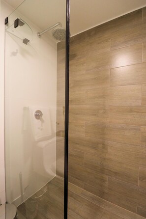 Douche, sèche-cheveux, serviettes fournies, shampoing