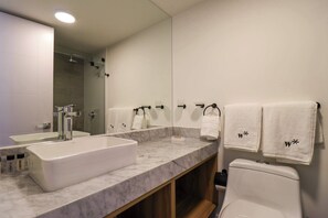 Douche, sèche-cheveux, serviettes fournies, shampoing