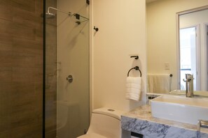 Shower, hair dryer, towels, shampoo - w* | Stunning 3BR w/ Balcony in Upscale Miraflores (Miraflores)