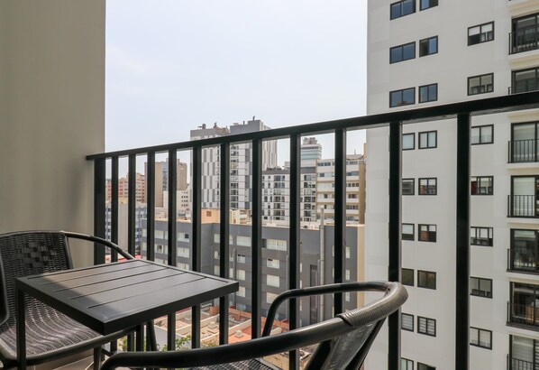 Property grounds - w* | Stunning 3BR w/ Balcony in Upscale Miraflores (Miraflores)