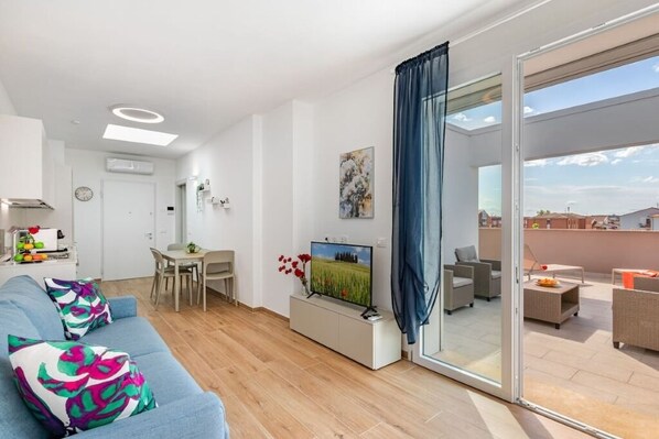 Living area - Penthouse-view tower-new-solarium-1km center-park (Pisa)