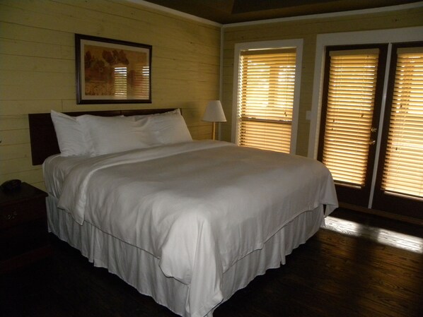 Grand Suite, Lake View | Desk, laptop workspace, blackout curtains, iron/ironing board - Creekside Lodge At Lake Martin (Dadeville)