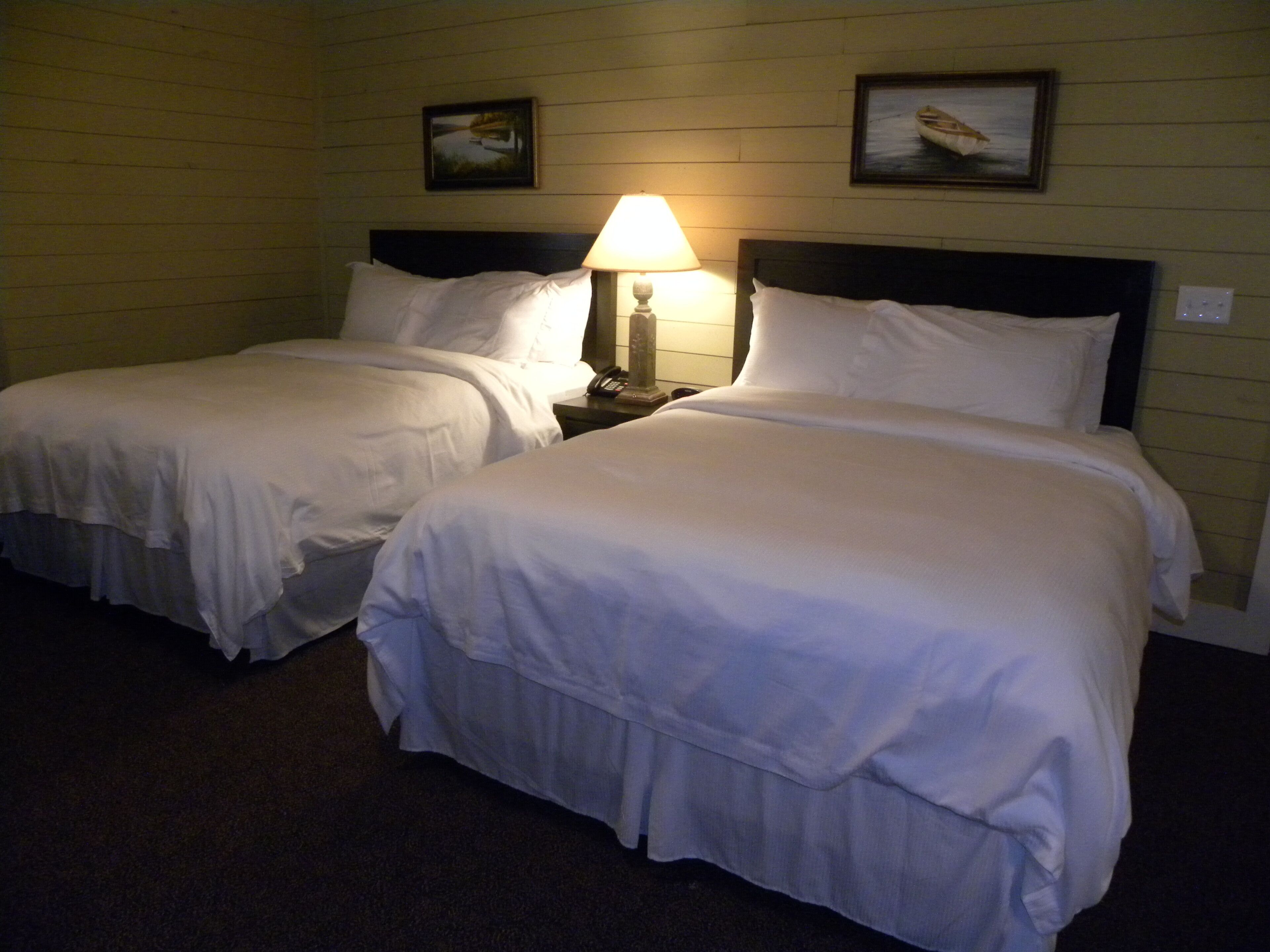 Quarto casal luxo de uso individual, vista parcial para o lago