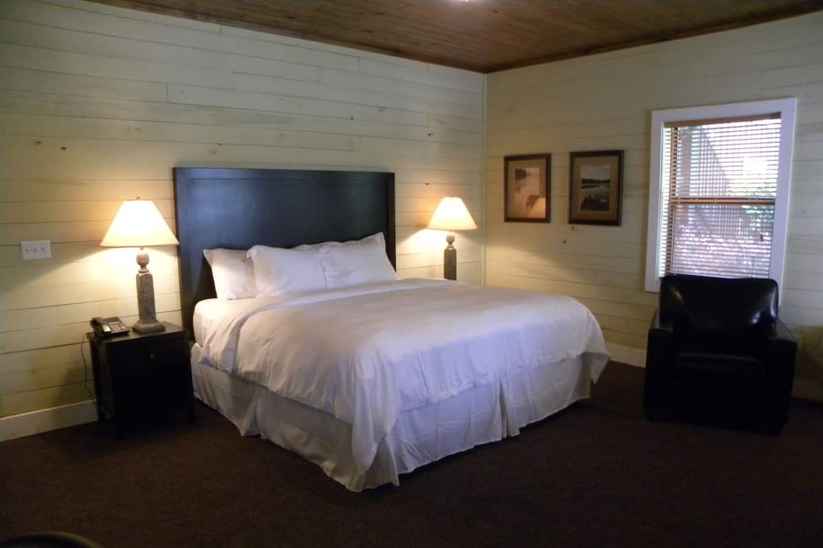 Deluxe Room, Partial Lake View